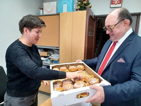 Burmistrz Jan Bronś rozdawał pączki