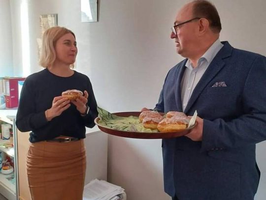 Burmistrz Oleśnicy częstował pączkami 