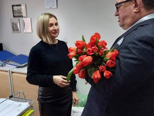 Burmistrz Oleśnicy nie zapomniał o uroczych urzędniczkach