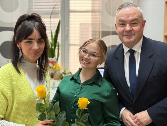 Burmistrz Oleśnicy rozdaje róże w ratuszu