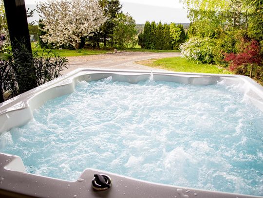 Całoroczne jacuzzi w ogrodzie – dlaczego coraz więcej Polaków wybiera tę formę relaksu?