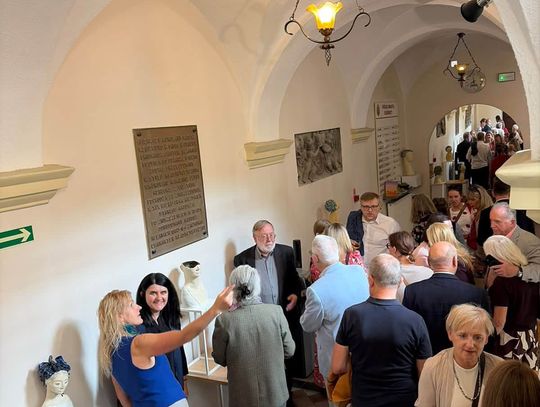Ceramiczne opowieści o tożsamości. „Zanurzenie” w Urzędzie Miasta