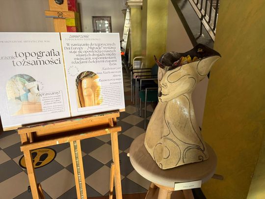 Ceramiczne twarze na korytarzach urzędu! Ta niezwykła wystawa poruszy mieszkańców Oleśnicy