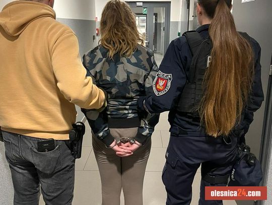 „Chciałam go tylko nastraszyć”. Policjanci uratowali śpiących mieszkańców z płonącego domu w ostatniej chwili