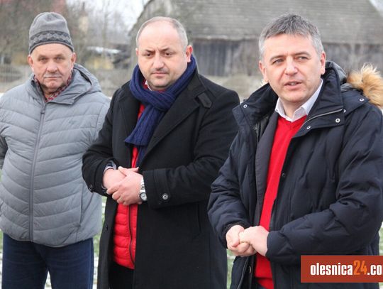 Chodnik połączył dwie wioski z różnych gmin, ale z jednej parafii