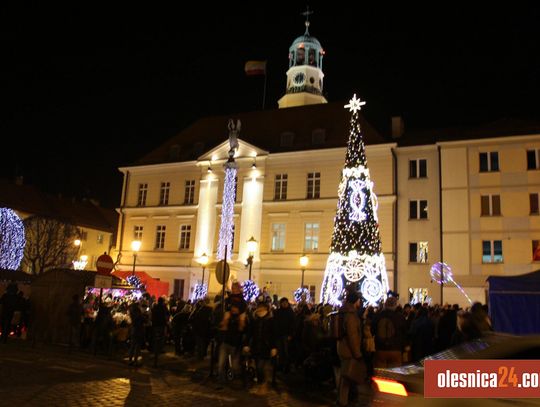 Choinka w Rynku w Oleśnicy rozświetlona