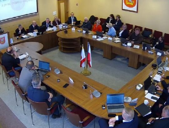 „Cieszy mnie, że zniknęła”. Radny PiS Dawid Jankowski o usunięciu flag Ukrainy z sali obrad