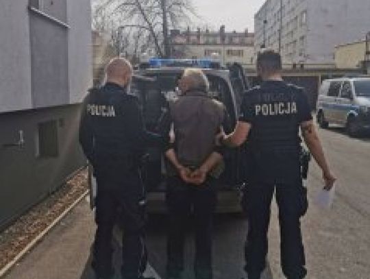 Córce groził z maczetą w ręce. W drugiej trzymał siekierę...
