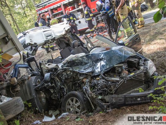 Czołowe zderzenie mana i chryslera. Siedem osób rannych
