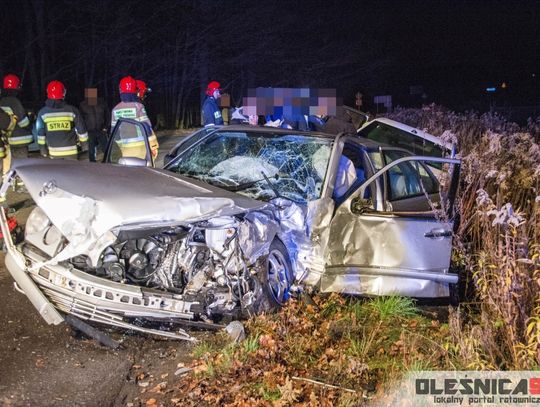 Czołowe zderzenie mercedesów, troje rannych