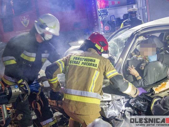 Czołowe zderzenie samochodów osobowego i ciężarowego przed Ligotą Małą
