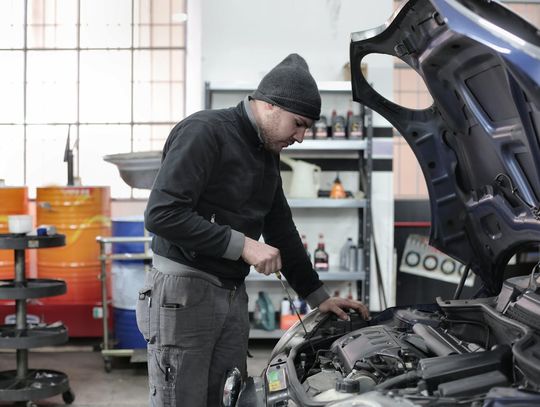 Czy mechanik samochodowy to zawód z przyszłością? Rynek pracy 2025