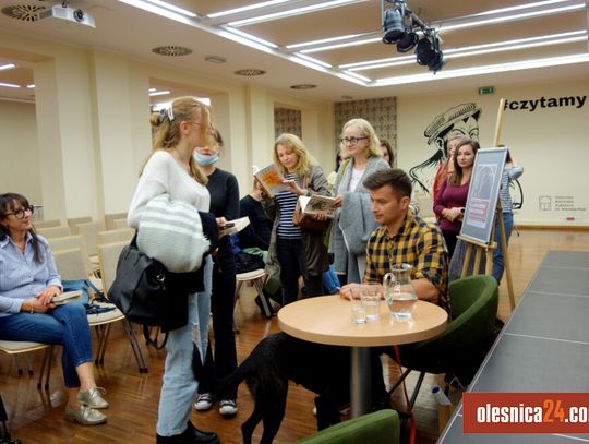 Czytelnicy Oleśnickiej Biblioteki Publicznej spotkali się z Jakubem Małeckim