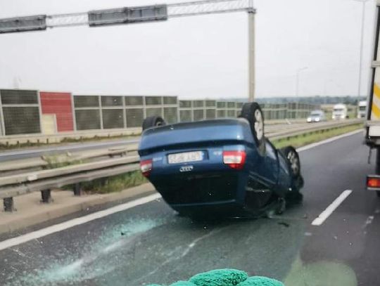Dachowanie na S8. Lądowało LPR