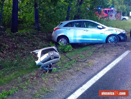 Dachowanie samochodu osobowego na drodze krajowej nr 25