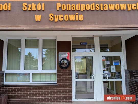 Defibrylator AED dostępny całą dobę przy szkole w Sycowie. Może uratować życie