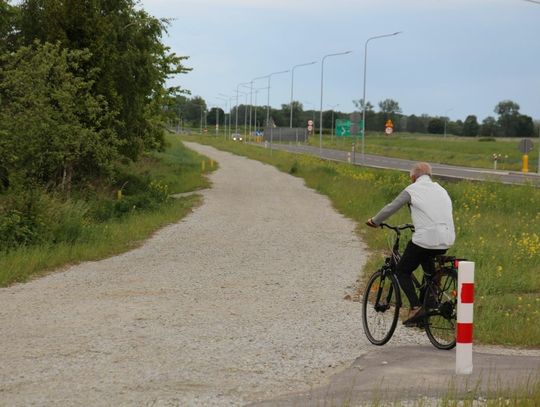 Dlaczego na odcinku ścieżki rowerowej przy Krzywoustego jest tłuczeń a nie asfalt?
