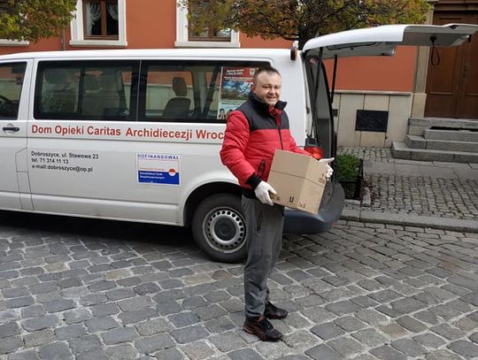Do Domu Opieki Caritas w Dobroszycach docierają środki ochrony osobistej