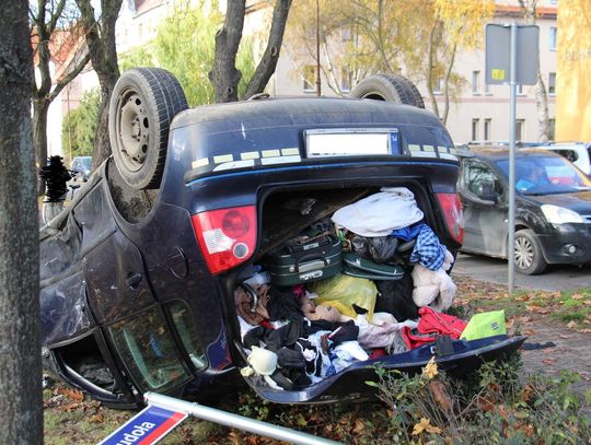 Do dramatycznie wyglądającej kolizji doszło w Oleśnicy. Auto potrąciło wózek z małym dzieckiem
