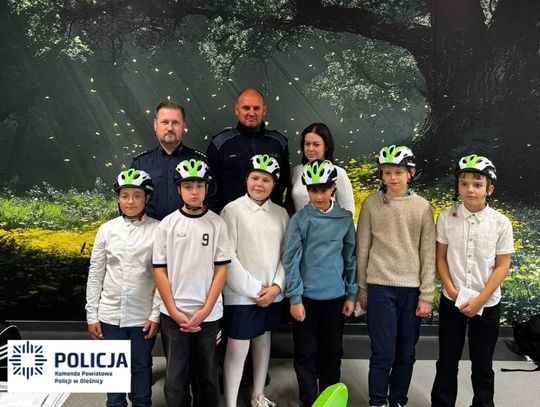 Dobroszyccy policjanci rozdali uczniom kaski rowerowe