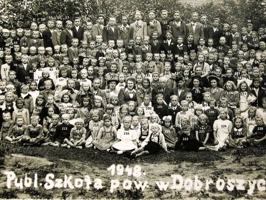 Dobroszyce, 1948. Zatrzymani w kadrze – uczniowie dawnej szkoły powszechnej