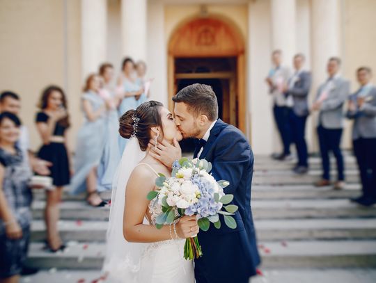 Dobry DJ na wesele – jak znaleźć idealnego prowadzącego Waszą imprezę?