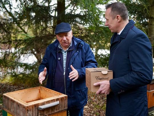 Dolny Śląsk wspiera pszczelarzy – Samorząd przekazuje ciasto pszczele Dolny Śląsk wspiera pszczelarzy – Samorząd przekazuje ciasto pszczele