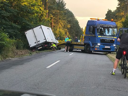 Dostawczak wylądował w rowie