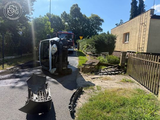 Dramat w Moszycach! Samochód dachował i rozwalił ogrodzenie