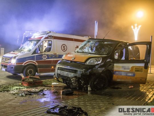 Dramatyczny wypadek taksówki na rondzie w Oleśnicy