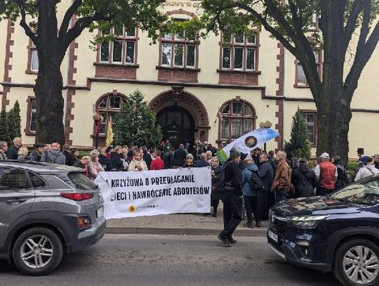 Droga krzyżowa ruszyła spod sądu w Oleśnicy