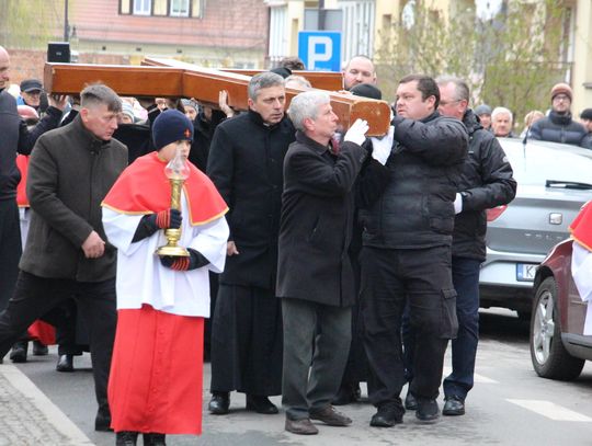 Droga Krzyżowa w Oleśnicy. Wierni modlili się o pokój na świecie