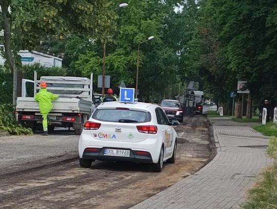 Drogowy armagedon na Kopernika w Oleśnicy. Kierowcy jeżdżą obok ciężkich maszyn