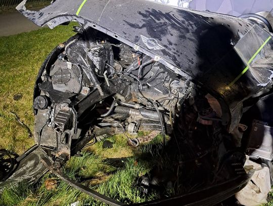 Dwa auta zderzyły się czołowo, dwie osoby ranne