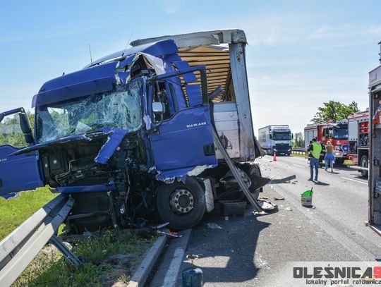 Dwa wypadki na S8 w Oleśnicy - poszkodowani zabrani przez LPR