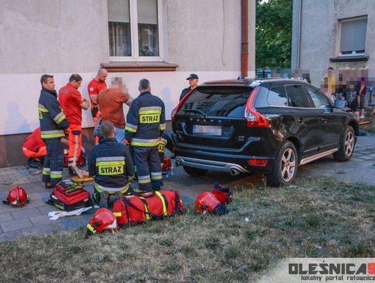 Dwaj piesi potrąceni na rondzie w Oleśnicy, wypadek motocyklisty w Bierutowie