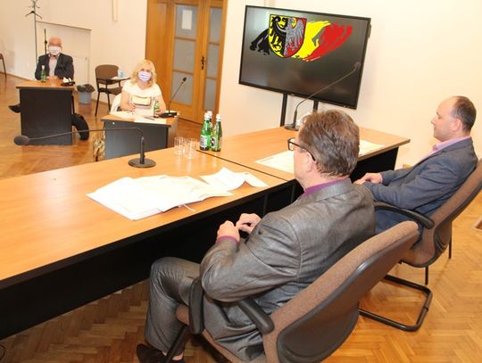 Dyrektor szpitala ostrzega przed nonszalancją - nie wszyscy mają rękawiczki lub maseczki!