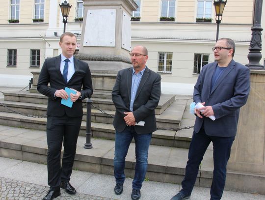 Działacze Koalicji Obywatelskiej i Lewicy o in vitro przed ratuszem w Oleśnicy