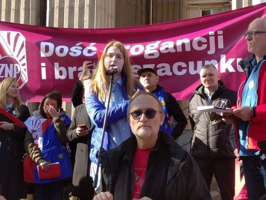 Działaczka  z Oleśnicy przemawia na proteście nauczycieli