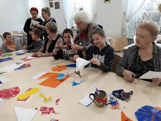 Dzieci z SP6 u seniorów w CUS Oleśnica
