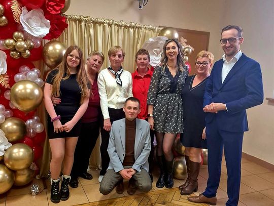 Dzień Kobiet w Siekierowicach. Uśmiechy, muzyka i wspólnota w wykonaniu KGW „Sielski Dobrzeń”