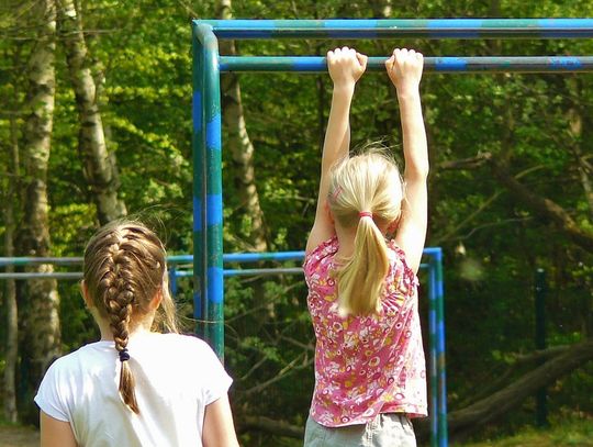 Dziewczynka zawisła na metalowej linie na placu zabaw