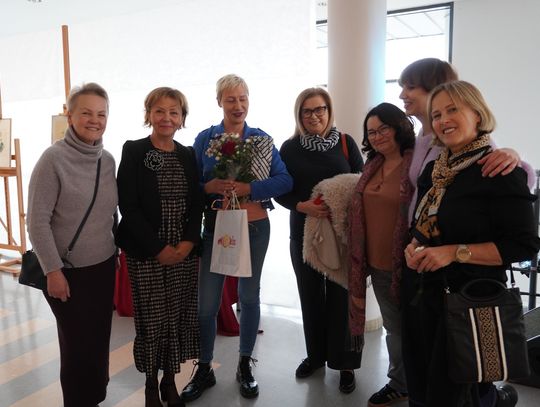 Emocjonujący wernisaż Patrycji Łukomskiej w Oleśnicy. 17-latek spontanicznie otworzył wystawę muzyką