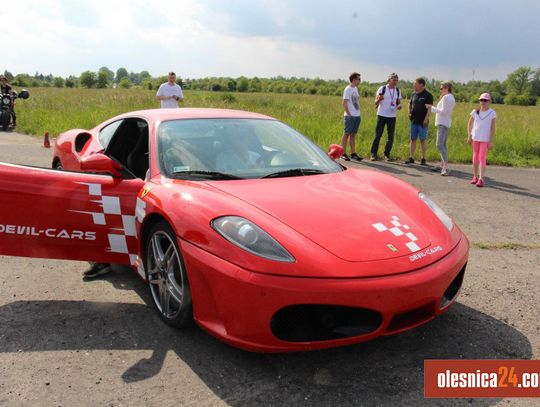 Ferrari i porsche na lotnisku w Oleśnicy
