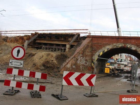 Gigantyczny żuraw w akcji – Oleśnica buduje tunel