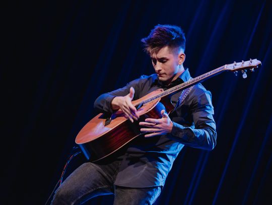 Gitarzysta z Oleśnicy wygrywa konkurs w Warszawie