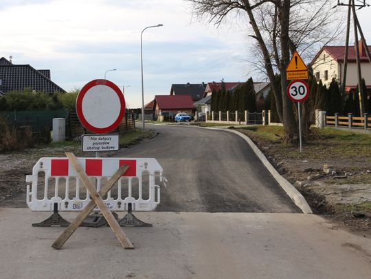 Gmina Oleśnica remontuje drogę w Dąbrowie