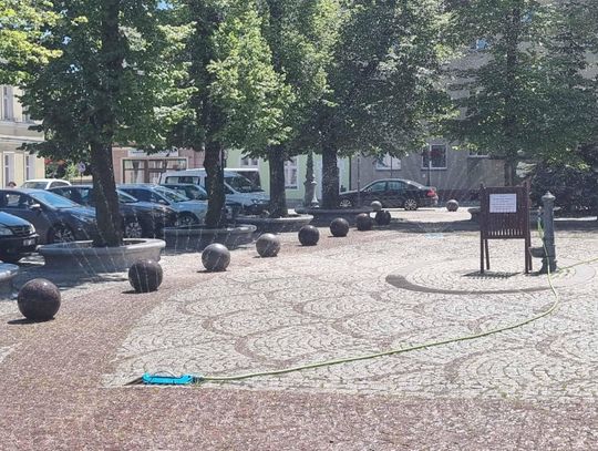 Gorąco jak w piecu! W Twardogórze ruszyły miejskie zraszacze – ratunek przed rekordowym upałem
