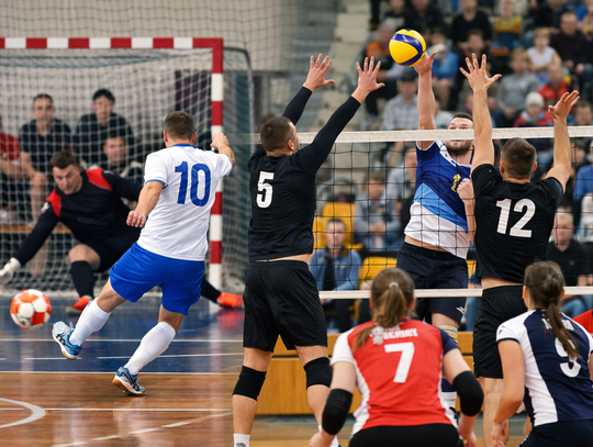 Grad bramek i wielki powrót siatkówki. Emocjonujący sportowy weekend w gminie Oleśnica