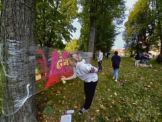 Graffiti pośród drzew